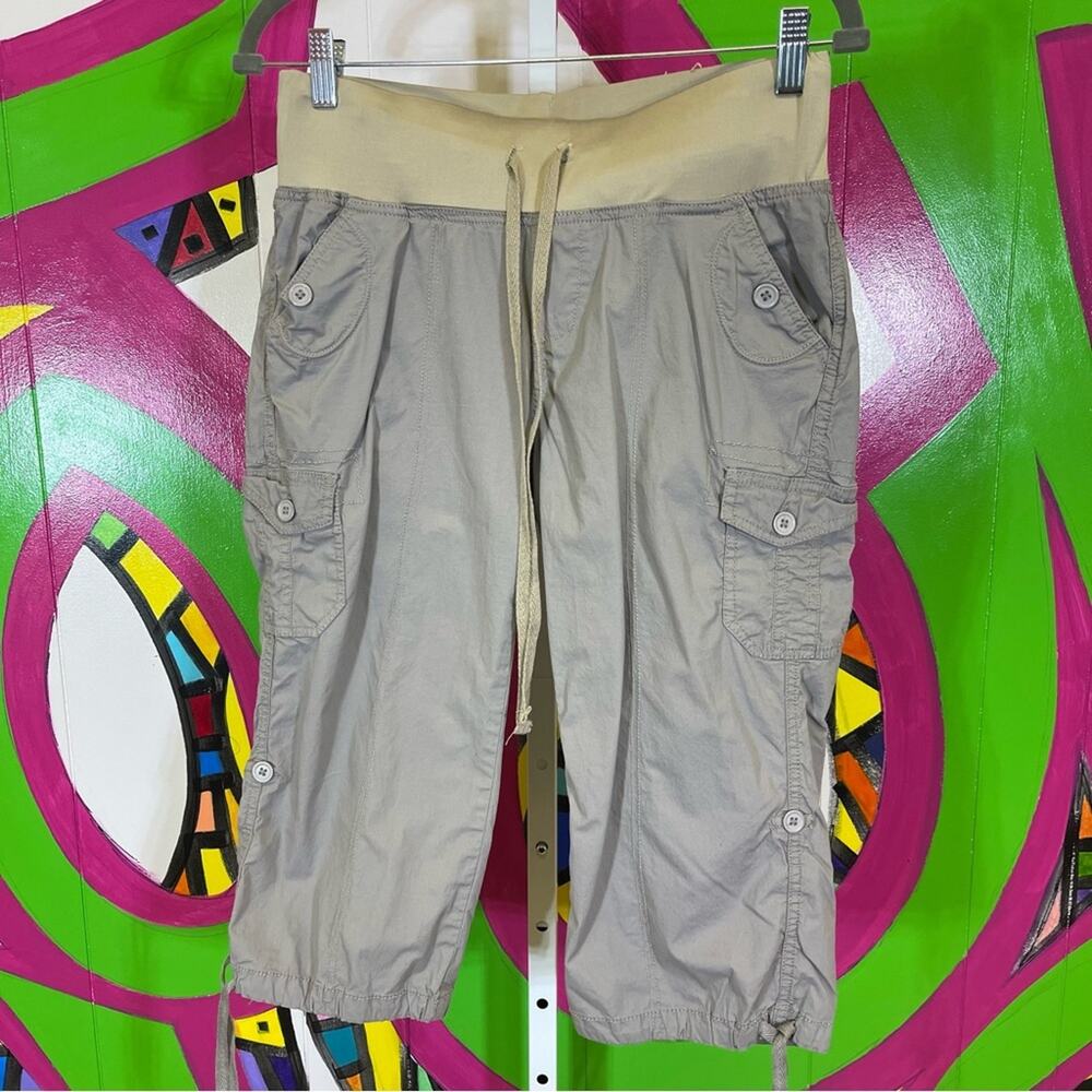 Rumor Has It, Maternity Cargo Capris. Size Medium. In excellent condition!